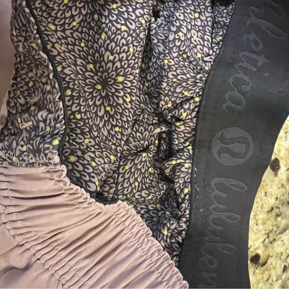 Lululemon reversible shorts size 6 - Picture 5 of 9